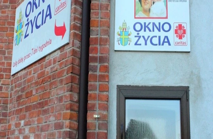 {Olsztyńscy policjanci dotarli do kobiety, która w niedzielę wieczorem zostawiła dwoje dzieci w oknie życia przy ul. Wyszyńskiego.}