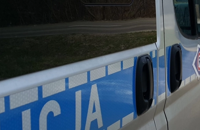 {Olsztyńscy policjanci zatrzymali pijaną kobietę, która nie dość, że wiozła dzieci, to nie miała prawa jazdy.}