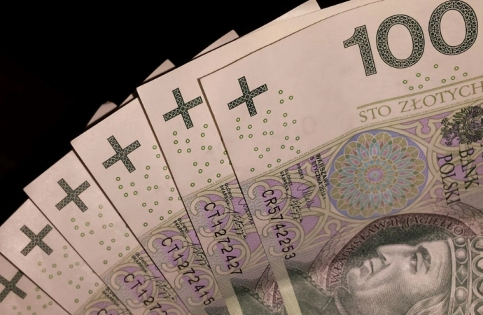 Pracownik placówki bankowej w Olsztynie ustrzegł seniorkę przed utratą pieniędzy.