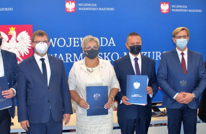 Wojewoda warmińsko-mazurski podpisał z samorządowcami pierwsze umowy z nowego rozdania funduszy na poprawę bezpieczeństwa pieszych.